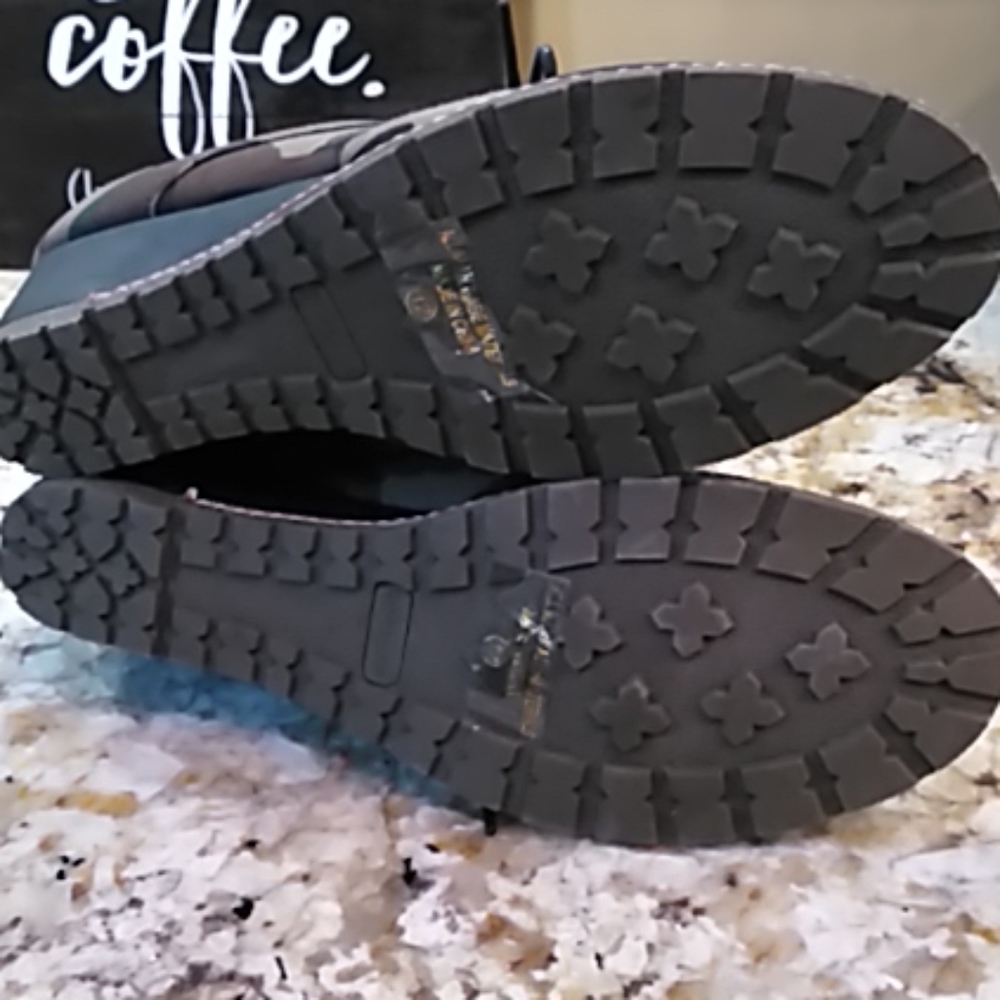 Shoes - Picture 6 of 7